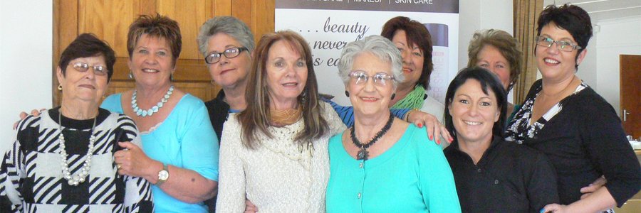 Die dames wat ‘n voorsmakie van Hannon-produkte ervaar het, met voor vlnr Eva Büchner, Trudie du Plooy en Juanita van Visions Salon. Agter vlnr is Glauda Andrews, Aletta Lochner, Leonie Botha, Carina de Waal, Dalene Fourie en Magda Pretorius.  
